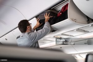 bagage à main dans le compartiment supérieur d'un avion